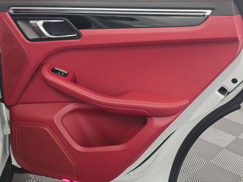 Certified 2023 Porsche Macan AWD/4WD image 27