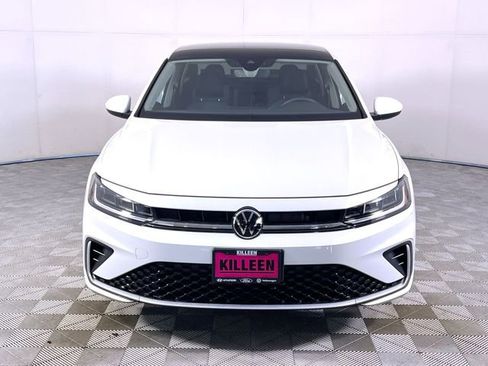 Used 2025 Volkswagen Jetta SE w/ Sunroof Package image 2