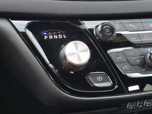 Used 2025 Chrysler Pacifica Select FWD image 15
