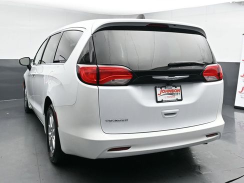 Used 2022 Chrysler Voyager LX image 6