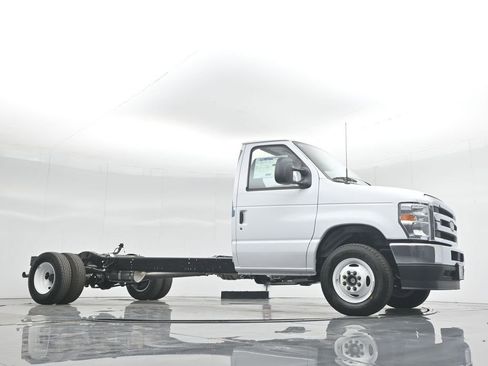 New 2026 Ford E-450 and Econoline 450 Super Duty w/ Power Equipment Group image 3