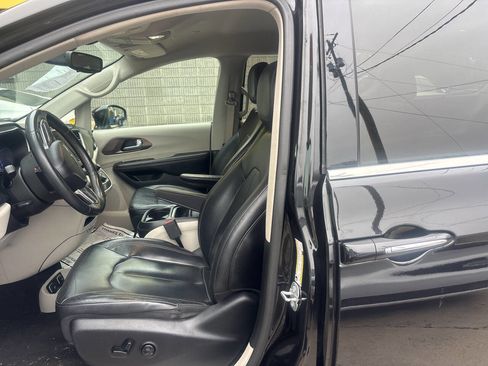 Used 2018 Chrysler Pacifica Touring-L image 8