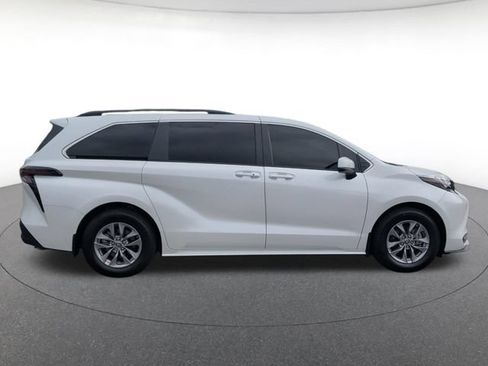 Used 2025 Toyota Sienna XLE w/ XLE Plus Package FWD image 7