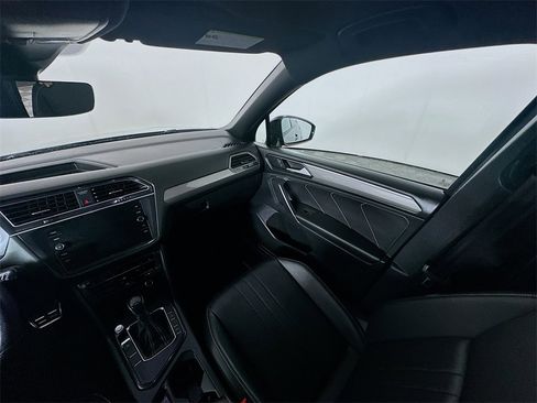 Used 2022 Volkswagen Tiguan SE R-Line image 11