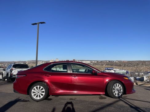 Used 2018 Toyota Camry LE image 8