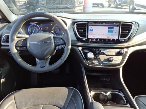 Certified 2025 Chrysler Pacifica Limited FWD image 16