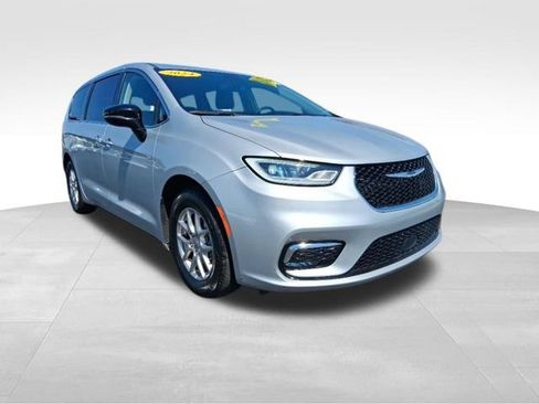 Used 2024 Chrysler Pacifica Touring-L FWD image 4