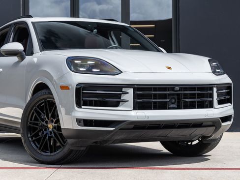 Certified 2024 Porsche Cayenne image 9