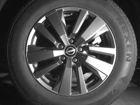 Used 2025 Nissan Pathfinder SV image 14