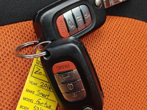 Used 2016 smart fortwo passion RWD image 30