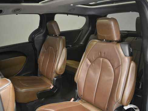 Used 2017 Chrysler Pacifica Limited image 27