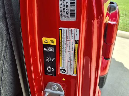 Used 2025 Jeep Wrangler Unlimited Sahara AWD/4WD image 32
