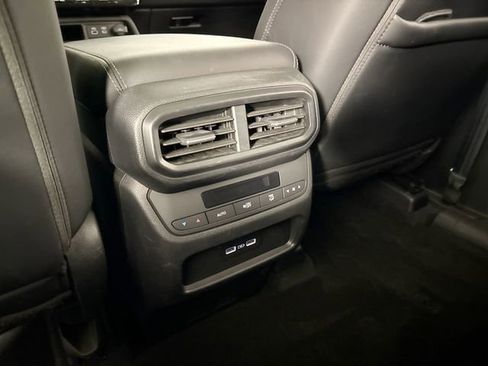 Used 2023 Honda Pilot Touring image 11