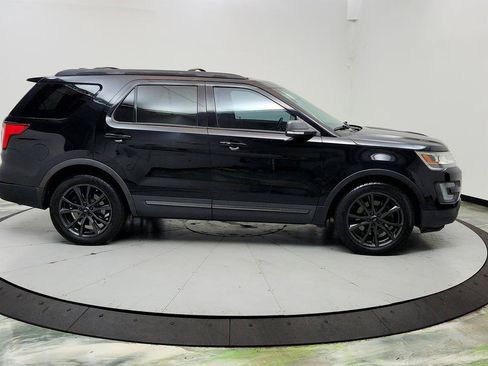 Used 2017 Ford Explorer XLT w/ Equipment Group 202A FWD image 4