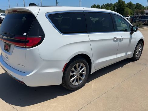 Used 2026 Chrysler Pacifica Limited FWD image 9