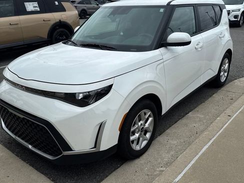 Used 2023 Kia Soul LX w/ Option Group 015 FWD image 4
