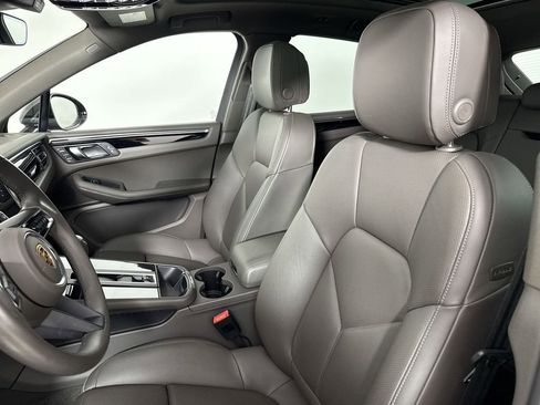 Certified 2025 Porsche Macan AWD/4WD image 5