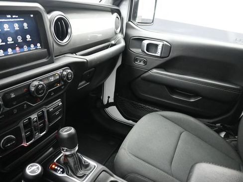 Used 2020 Jeep Gladiator Overland AWD/4WD image 29