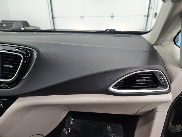 Used 2020 Chrysler Pacifica Touring w/ Cold Weather Group FWD image 39
