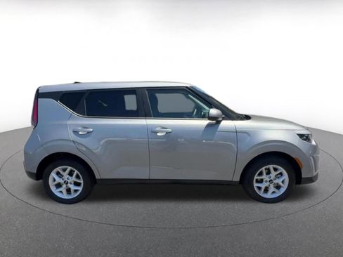 Used 2025 Kia Soul LX w/ LX Technology Package FWD image 16