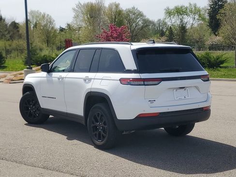 Used 2024 Jeep Grand Cherokee Altitude AWD/4WD image 3