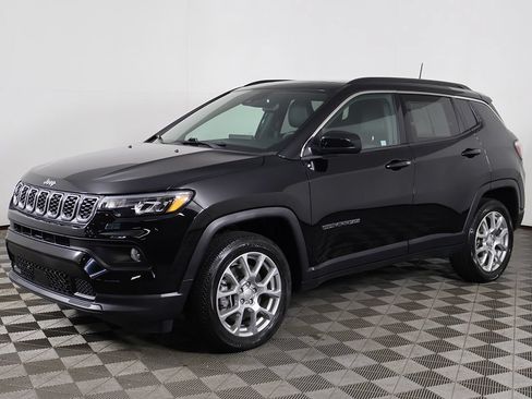 Used 2024 Jeep Compass Latitude w/ Sun and Sound Group AWD/4WD image 7