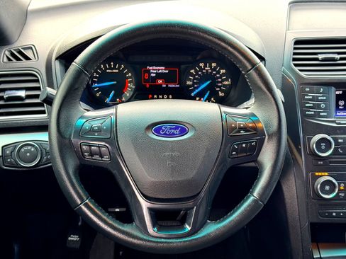 Used 2017 Ford Explorer XLT image 22