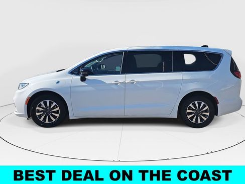 Used 2024 Chrysler Pacifica Select image 6