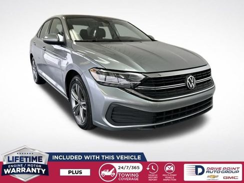 Used 2024 Volkswagen Jetta SE image 1