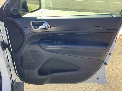 Used 2018 Jeep Grand Cherokee Laredo image 37