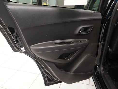 Used 2020 Chevrolet Trax LT w/ LT Convenience Package FWD image 24