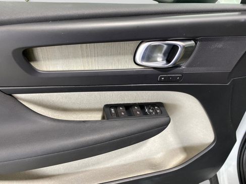 Used 2019 Volvo XC40 T4 Inscription image 7