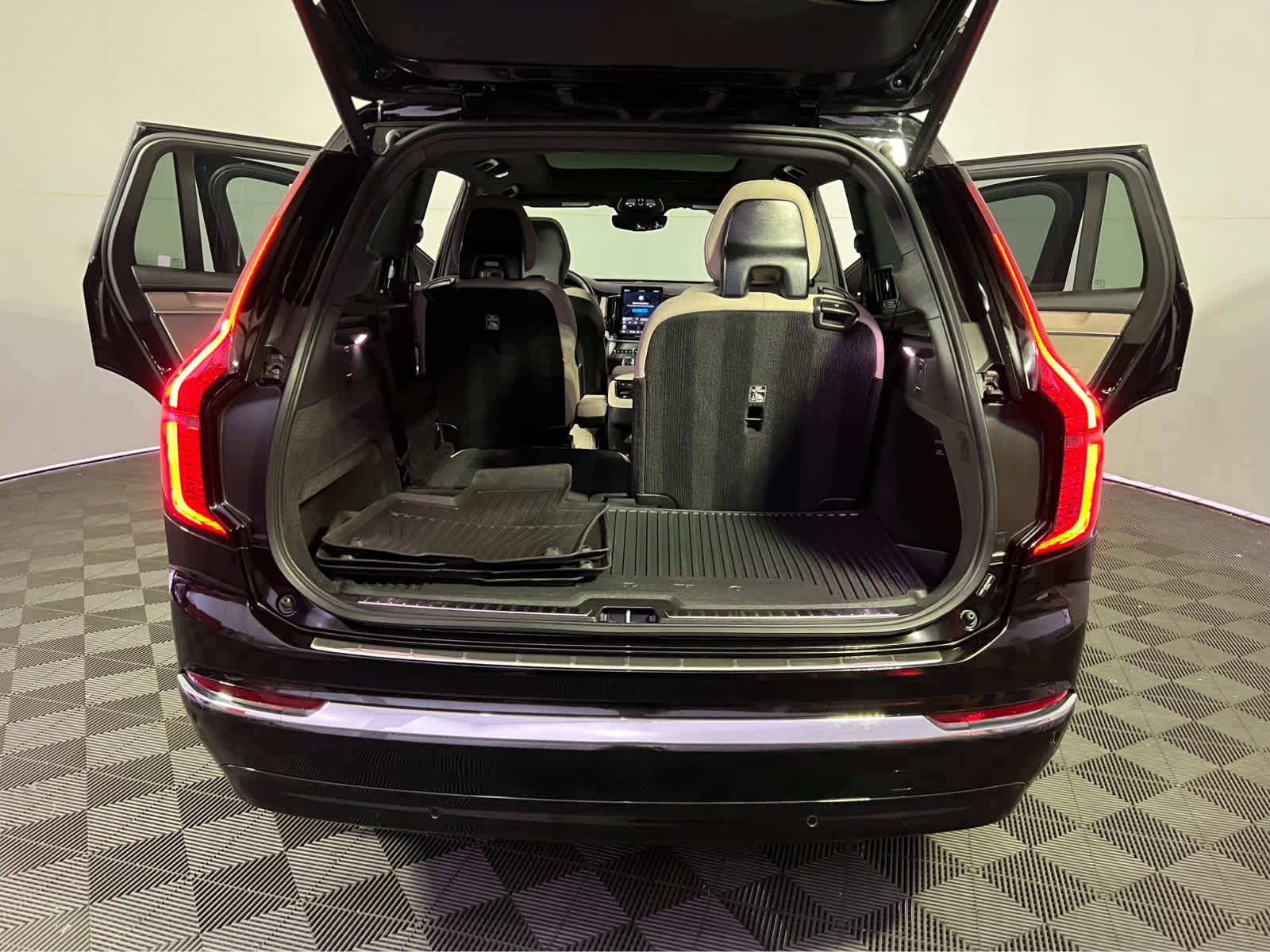 Used 2025 Volvo XC90 B5 Plus w/ Protection Package Premier AWD/4WD image 27
