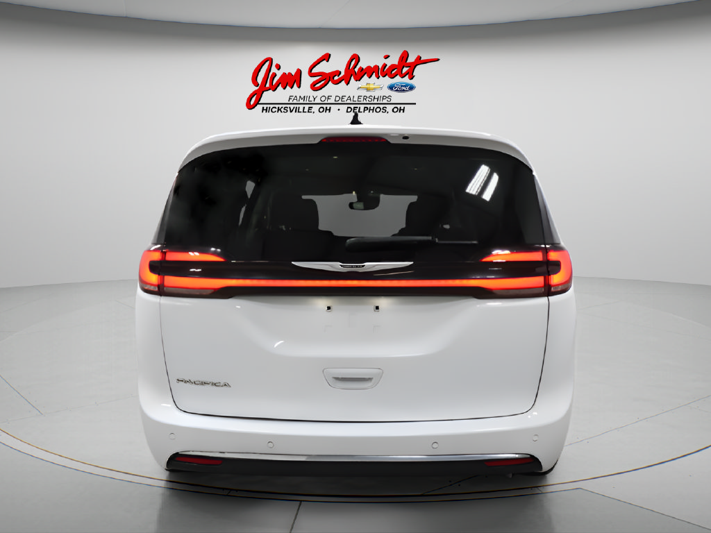 Used 2024 Chrysler Pacifica Touring-L FWD image 5