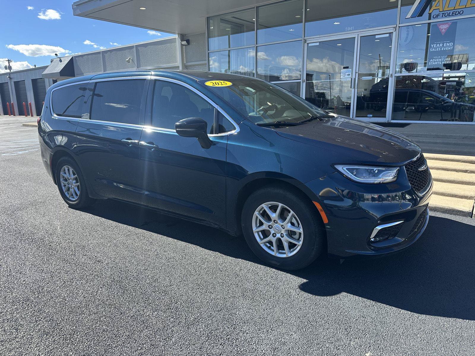 Used 2025 Chrysler Pacifica Select FWD image 2