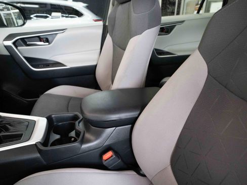Used 2021 Toyota RAV4 XLE FWD image 10