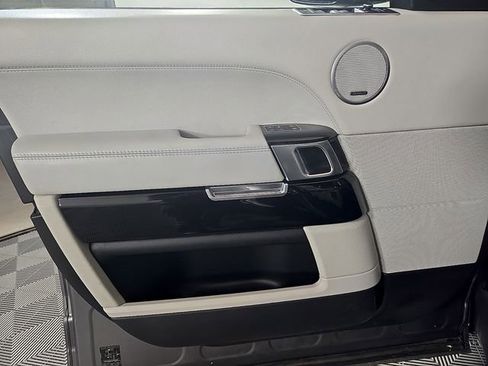 Used 2017 Land Rover Range Rover HSE image 13