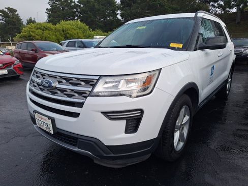 Used 2018 Ford Explorer XLT image 3