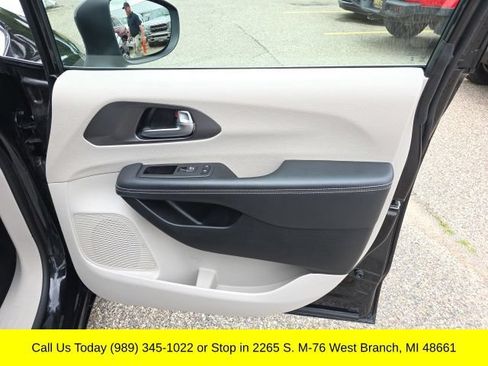 Used 2023 Chrysler Pacifica Touring-L FWD image 47