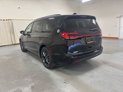 New 2026 Chrysler Pacifica Select image 6