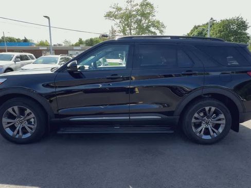 Used 2024 Ford Explorer XLT w/ Equipment Group 202A AWD/4WD image 5
