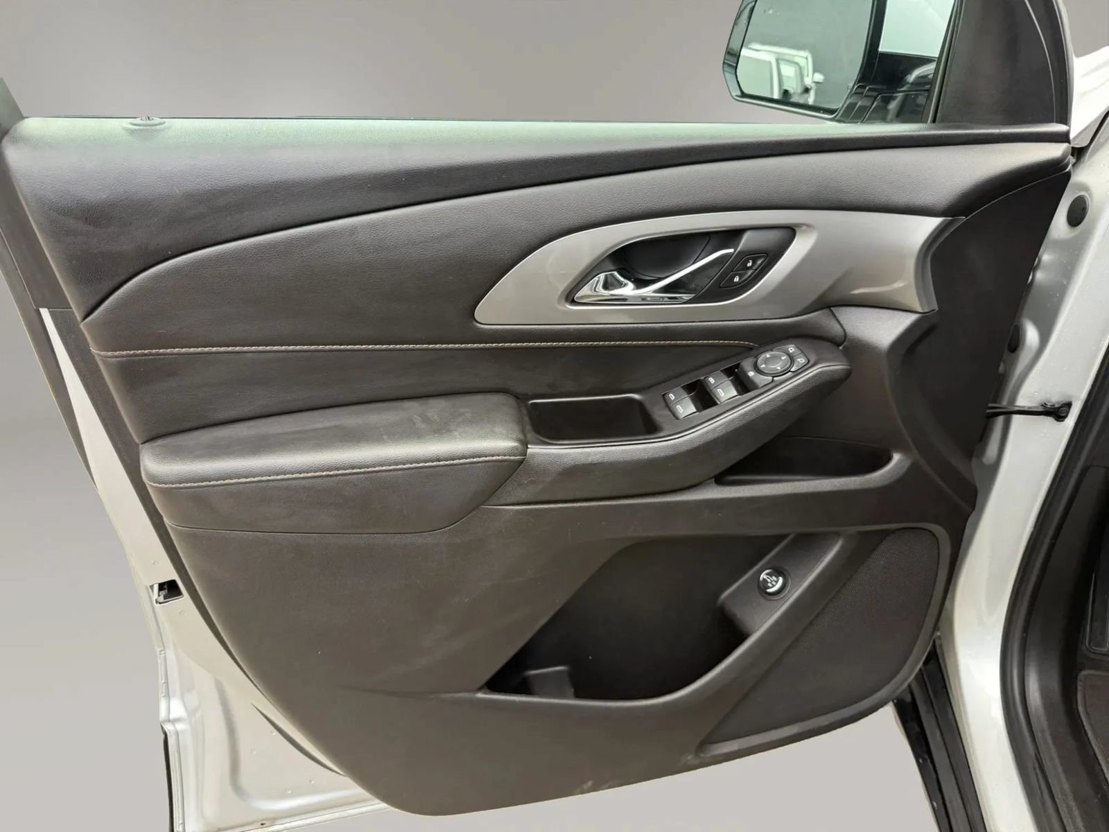 Used 2018 Chevrolet Traverse LT FWD image 11