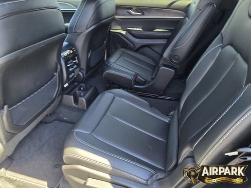 New 2025 Jeep Grand Cherokee L Limited w/ Black Appearance Package AWD/4WD image 16