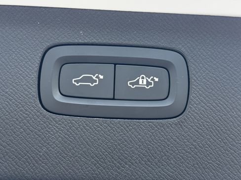Certified 2024 Volvo XC90 T8 Plus AWD/4WD image 11