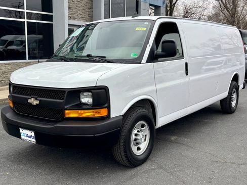 Used 2017 Chevrolet Express 3500 Extended image 2