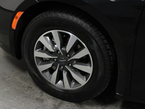 Used 2023 Chrysler Pacifica Touring-L FWD image 10
