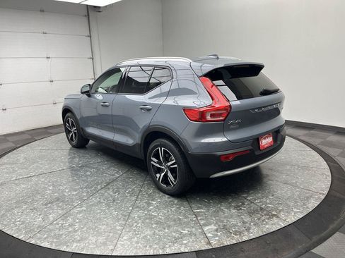Used 2023 Volvo XC40 B5 Core AWD/4WD image 2
