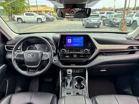 Used 2024 Toyota Highlander XLE AWD/4WD image 32