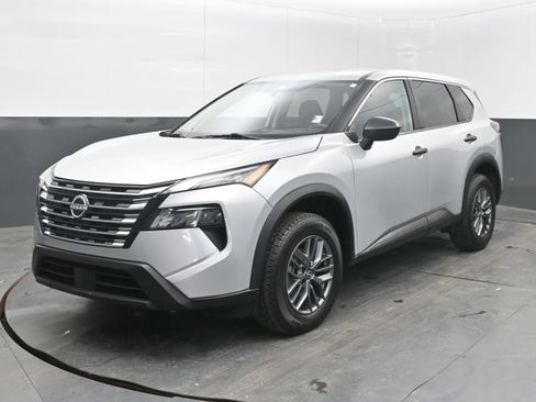 Used 2024 Nissan Rogue S image 4