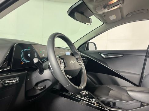 Used 2023 Kia Niro EX image 19